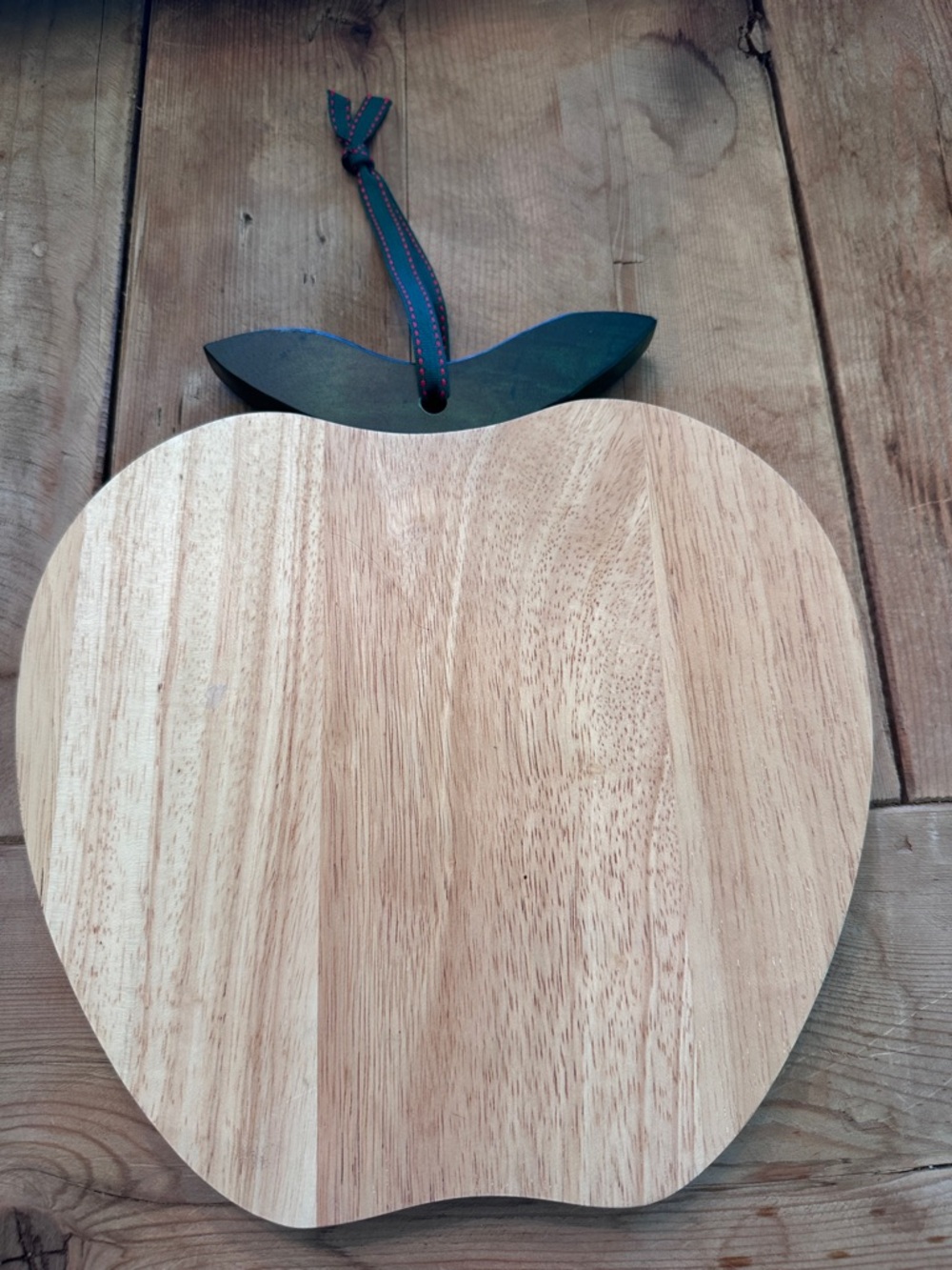 Dansk Apple Shaped Cutting Board Charcuterie Wood Bread Board Light Wood & Green